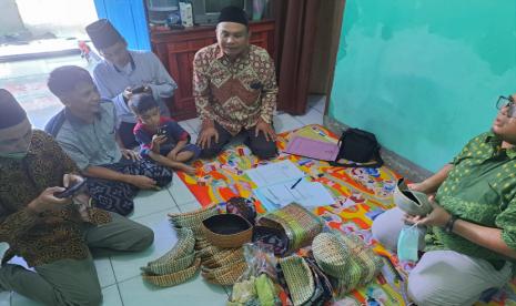 Bahri Ahad, pengrajin peci songkok, warga Kecamatan Kediri, Kabupaten Lombok Barat, Nusa Tenggara Barat, meneriman bantuan dari program KUA Percontohan Ekonomi Umat Direktorat Jenderal Bimbingan Masyarakat Islam Kementerian Agama.