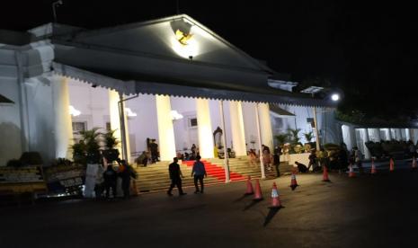 Persiapan kedatangan jenazah Emmeril Kahn Mumtadz atau Eril,  di Gedung Pakuan, Kota Bandung, Ahad (12/6). Jenazah Eril tiba di Bandara Soekarno-Hatta usai menempuh perjalanan 17 jam.