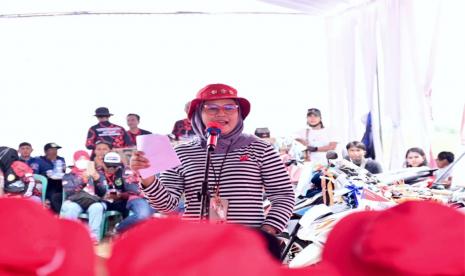 Bupati Indramayu, Nina Agustina Da’i Bachtiar berencana akan membagikan sepeda motor untuk seluruh kuwu (kepala desa) dan lurah di Kabupaten Indramayu. Jumlahnya, mencapai 317 unit sesuai jumlah kuwu dan lurah yang ada di Kabupaten Indramayu.