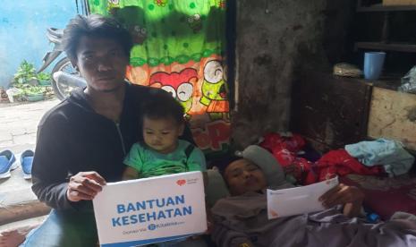 Rumah Zakat kembali menyalurkan bantuan kesehatan yang terkumpul melalui platform penggalangan dana Kitabisa.com untuk Dian, seorang pasien penderita tumor yang sekaligus lumpuh.