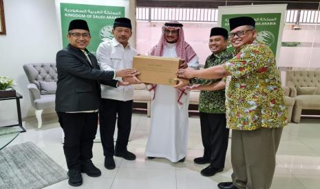 Badan Amil Zakat Nasional (Baznas) menerima penyaluran bantuan kurma dari Pemerintah Arab Saudi yang diwakili Kedutaan Besar Arab Saudi yang berada di Indonesia, pada Senin (13/6/2022).