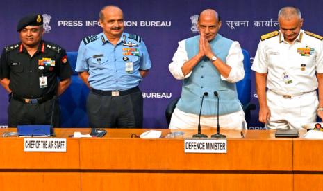 Dari kiri, Panglima Angkatan Darat India Jenderal Manoj Pande, Kepala Angkatan Udara India Marsekal V R Chaudhari, Menteri Pertahanan India Rajnath Singh dan Kepala Angkatan Laut India Laksamana R. Hari Kumar berdiri untuk foto-foto setelah peluncuran Skema Agnipath, di New Delhi, Selasa, 14 Juni 2022. Agnipath adalah skema rekrutmen berdasarkan prestasi untuk mendaftarkan tentara, penerbang, dan pelaut. Skema ini memberikan kesempatan bagi kaum muda untuk menjadi kader reguler angkatan bersenjata selama empat tahun.