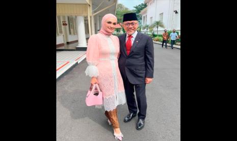 Menteri Perdagangan Zulkifli Hasan bersama putri pertamanya  Futri Zulfa, saat pelantikan.