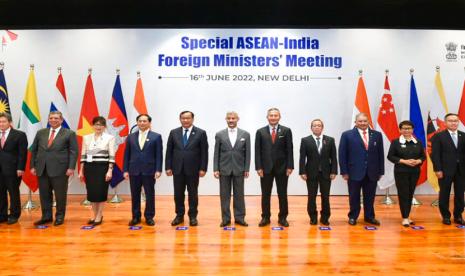 Dalam foto yang disediakan oleh akun Twitter Menteri Luar Negeri India S. Jaishankar, Jaishankar, tengah, berdiri bersama para menteri luar negeri Asia Tenggara pada awal pertemuan di New Delhi, India, Kamis, 16 Juni 2022.