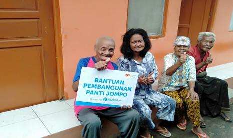 Rumah Zakat menyalurkan bantuan untuk rumah jompo yang terletak di RW 9 Kesunean Selatan, Kelurahan Kesepuhan, Kecamatan Lemahwungkuk, Cirebon. 