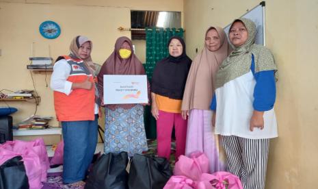 Rumah Zakat berbagi kebahagian dengan menyalurkan 172 paket sembako di tiga titik lokasi seperti di daerah Curug, Cisauk dan Ciputat timur Tangerang Selatan. 