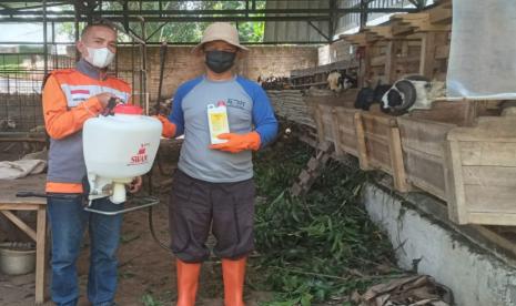 Rumah Zakat memberikan bantuan APD berupa sepatu bot, sarung tangan, masker, semprotan dan cairan disinfektan.