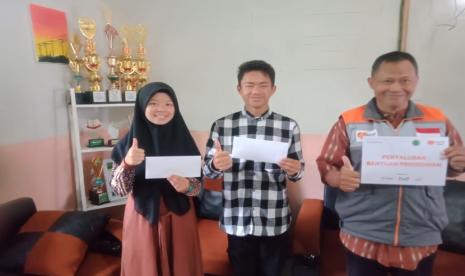 Rumah Zakat memberikan bantuan kepada tiga orang calon Mahasiswa ITB yang berasal dari Kabupaten Garut.