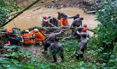 Tim SAR gabungan melakukan pencarian satu orang penumpang yang dilaporkan hilang dalam kecelakaan bus pariwisata di Jalan Raya Rajapolah, Kecamatan Rajapolah, Kabupaten Tasikmalaya, Ahad (26/6/2022). Penumpang atas nama Siti Munawaroh masih belum ditemukan. 