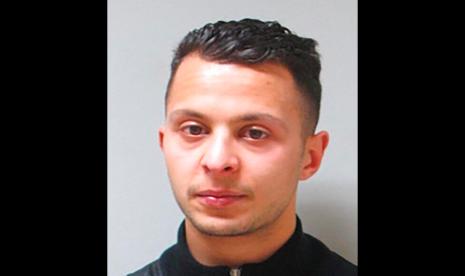 Gambar tidak bertanggal yang disediakan oleh Polisi Federal Belgia ini menunjukkan Salah Abdeslam, tersangka utama dan satu-satunya anggota yang masih hidup dari sembilan anggota tim penyerang yang meneror Paris, di Paris pada 13 November 2015. Pengadilan bersejarah di Paris terhadap 20 pria yang dicurigai peran penting dalam pembantaian Negara Islam yang menewaskan 130 orang pada tahun 2015 telah berakhir minggu ini dengan vonis terhadap para terdakwa dalam serangan masa damai terburuk di Prancis yang diperkirakan akan terjadi pada hari Rabu 29 Juni.