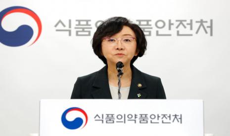 Menteri Keamanan Pangan dan Obat Korea Selatan Oh Yu-Kyoung berbicara saat briefing di kementerian Keamanan Makanan dan Obat-obatan di Cheongju, Korea Selatan, Rabu, 29 Juni 2022. Pejabat kesehatan di Korea Selatan pada Rabu menyetujui pengembangan pertama di dalam negeri negara itu. Vaksin COVID-19 untuk orang berusia 18 tahun ke atas, menambahkan alat kesehatan masyarakat lainnya dalam perang melawan pandemi yang berkepanjangan.