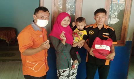 Rumah Zakat Berkolaborasi dengan BKKBN memberikan bantuan PMT untuk warga yang kurang mampu yang beresiko tinggi stunting. 