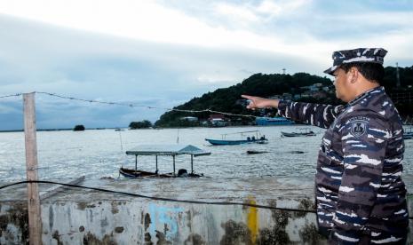 Kepala Staf Angkatan Laut (KSAL) Laksamana TNI Yudo Margono meninjau lahan yang bakal dijadikan Markas Besar TNI Angkatan Laut (Mabesal) di sekitar lokasi calon Ibu Kota Negara (IKN) Nusantara, Penajam Paser Utara, Kalimantan Timur, Kamis (30/6/2022). 