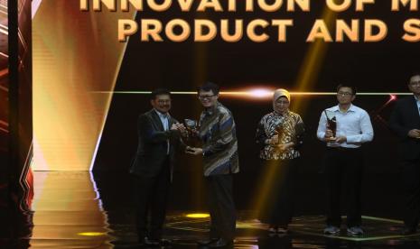 (Ki-ka) Menteri Pertanian Syahrul Yasin Limpo dan Direktur IT dan Operasi BNI Y.B. Hariantono dalam penyerahan penghargaan Inews Maker Awards 2022 kategori Innovation of Operation And Supply Chain kepada BNI di Jakarta, Kamis (30/6/2022).   BNI proaktif meningkatkan kapasitas dan kapabilitas layanan dalam mendorong dan mengembangkan solusi digital bagi para nasabah di seluruh pelosok dunia.