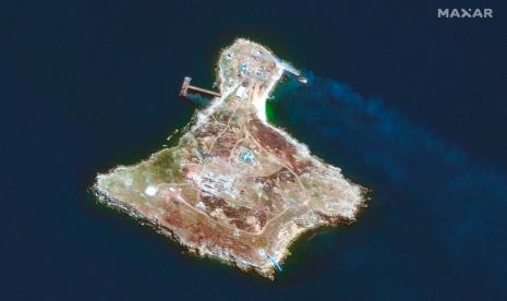 Ukraina Klaim Kembali Kibarkan Bendera di Pulau Ular