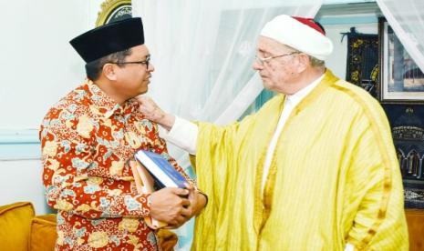 Dubes RI untuk Tunisia Zuhairi Misrawi (kanan) bercengkerama dengan Imam Besar Masjid Zaitunah, Syekh Hisyam bin Mahmud di ruangan Imam Besar yang sangat historis, Ahad (10/7/2022). Dalam pertemuan itu Zuhairi  mengapresiasi peran Masjid Zaitunah  