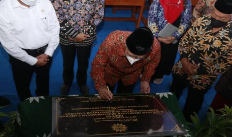 Ketua Umum Pimpinan Pusat Muhammadiyah, Profesor Haedar Nashir meresmikan Komplek perguruan Muhammadiyah Caruban pada Kamis (14/7/2022). Dok. Humas UMM