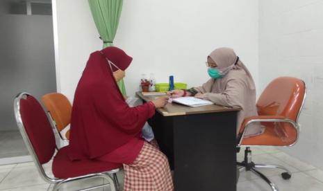  Acih (66 tahun) datang ke Klinik Kesehatan Rumah Zakat untuk melakukan pengecekan kadar gula darah.