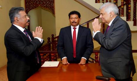 Dalam foto yang disediakan oleh Kantor Kepresidenan Sri Lanka ini, Presiden sementara Ranil Wickremesinghe, kanan, menyapa Ketua Hakim Jayantha Jayasuriya selama upacara pengambilan sumpah di Kolombo, Sri Lanka. Ranil Wickremesinghe terpilih menjadi presiden Sri Lanka. 