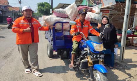 Bank Sampah Melingkar Desa Berdaya Kebandingan melakukan kegiatan pelayanan pengambilan sampah dari unit-unit yang tersebar di beberapa titik untuk di bawa ke gudang induk. 