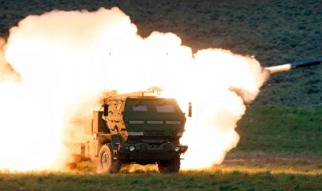 Sebuah truk peluncur menembakkan Sistem Roket Artileri Mobilitas Tinggi (HIMARS) yang diproduksi oleh Lockheed Martin selama pelatihan tempur di gurun tinggi Pusat Pelatihan Yakima, Washington pada 23 Mei 2011. Sistem HIMARS dipasok oleh AS dan M270 serupa yang disediakan oleh Inggris telah secara signifikan meningkatkan kemampuan serangan presisi tentara Ukraina. Pengiriman senjata Barat sangat penting bagi upaya Ukraina untuk menangkis serangan Rusia dalam perang yang berlangsung hampir 5 bulan itu.