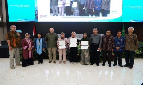 Foto bersama dalam acara International Conference On Natural Products And Chronic Diseases 2022 di Gedung Auditorium Universitas Nasional, Rabu, 6 Juni 2022.