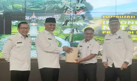 Gubernur Sumbar, Buya Mahyeldi saat membuka Sosialisasi Sub Nasional Indonesias Folu Net Sink 2030 Provinsi Sumatera Barat, yang diselenggarakan oleh Kementerian Lingkungan Hidup dan Kehutanan (KLHK) di Auditorium Gubernuran, Rabu (27/7/2022).