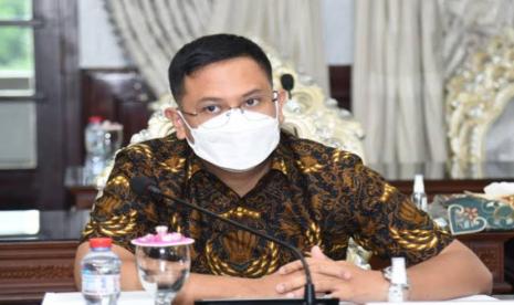 Anggota Komisi X DPR, Bramantyo Suwondo, meminta semua pihak seperti murid, guru, dan wali murid harus menerapkan protokol kesehatan (prokes) ketat di sekolah agar tidak ditemukannya kasus Covid-19. 