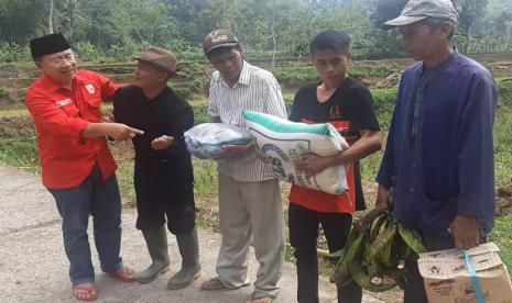 Bupati Cianjur Herman Suherman (kiri). Herman Suherman, meminta warga setempat waspada terhadap hujan deras dengan intensitas lebih dari dua jam guna mencegah jatuhnya korban jika peristiwa itu berdampak terhadap bencana alam.