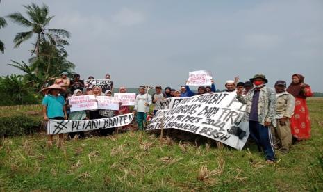 PetaniSejumlah petani di Banten melakukan deklarasi dukungan untuk Firli maju Pilpres 2024, salah satunya petani yang mengatasnamakan dirinya Sahabat FBI di Kandang Sapi Kecamatan Cijaku Kabupaten Lebak Banten.