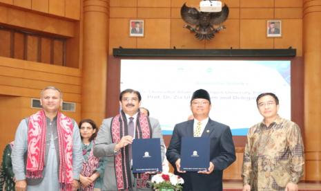 Rektor Universitas Terbuka (UT), Profesor Ojat Darojat, mendapat kepercayaan menjadi Presiden Asian Association of Open Universities (AAOU) periode 2020 – 2022. 