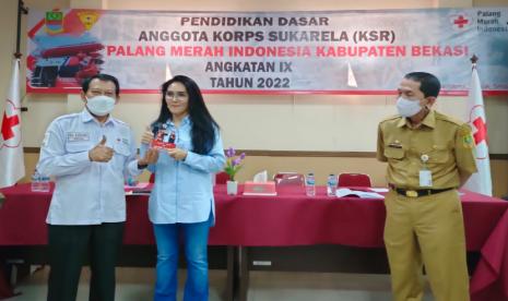 Anggota Komisi VI DPR RI Rieke Diah Pitaloka  saat melakukan kunjungan kerja (kunker) ke Palang Merah Indonesia (PMI) Kabupaten Bekasi, Senin (1/8/2022).