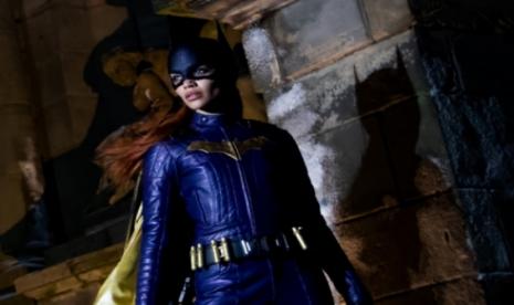 Leslie Grace dalam kostum Batgirl. Film Batgirl tidak jadi ditayangkan di manapun.