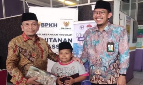  Badan Pengelola Keuangan Haji (BPKH) melalui mitra kemaslahatan Badan Amil Zakat Nasional (Baznas) RI menyalurkan bantuan Program Kemaslahatan berupa program Khitanan Massal bagi 400 anak kurang mampu.