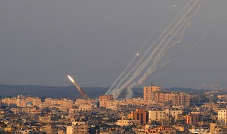 Roket diluncurkan dari Jalur Gaza menuju Israel, di Kota Gaza, Ahad, 7 Agustus 2022. Hampir sepertiga warga Palestina yang tewas dalam bentrokan terbaru antara Israel dan militan Gaza mungkin telah terbunuh oleh roket yang salah. ditembakkan oleh pejuang Jihad Islam, menurut penilaian militer Israel yang tampaknya konsisten dengan pelaporan independen oleh The Associated Press.