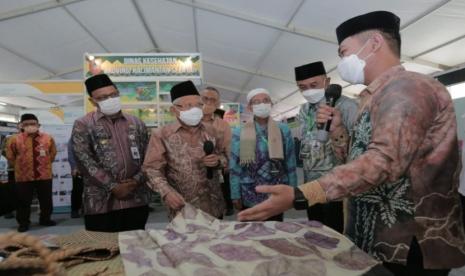 Gubernur Kalsel Paman Birin bersama Wakil Presiden KH Ma’ruf Amin melihat aneka produk hasil karya pesantren yang dipamerkan dalam One Pesantren One Produk (OPOP) Expo Kalsel 2022 yang digelar di Lapangan Dr Murjani Banjarbaru, pada Kamis (11/8/2022).