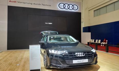 Tampak Audi Q7 di pameran Gaikindo Indonesia Inernational Auto Show (GIIAS) 2022