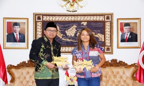 Duta Besar RI untuk Tunisia, Zuhairi Misrawi didampingi para Home Staff KBRI Tunis  menerima Priska Madelyn Nugroho, atlet tenis Indonesia.Priska Madelyn Nugroho berhasil mengharumkan nama Indonesia di Tunisia dengan meraih delapan tropi juara. 