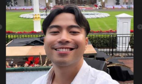 Penyanyi Vidi Aldiano berfoto dengan latar Istana Negara. Vidi tampil membawakan dua lagu saat upacara penaikan bendera di Istana Negara, Rabu (17/8/2022). 