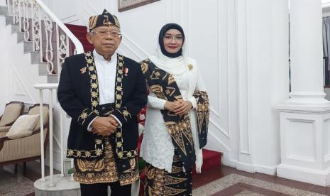 Wakil Presiden Maruf Amin beserta istrinya Wury Maruf Amin mengenakan pakaian adat dari Provinsi Banten saat menghadiri upacara peringatan Detik-detik Proklamasi Kemerdekaan RI, Rabu (17/8/2022).