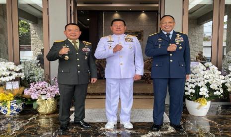 (Dari kiri ke kanan) Tiga Kepala Staf TNI yakni Kepala Staf TNI Angkatan Darat (Kasad) Jenderal Dudung Abdurachman, Kepala Staf Angkatan Laut (kasal) Laksamana Yudo Margono, dan Kepala Staf Angkatan Udara (kasau) Marsekal Fadjar Prasetyo tampak berfoto bersama. Soliditas TNI di berbagai matra modal penting menjaga keutuhan NKRI 