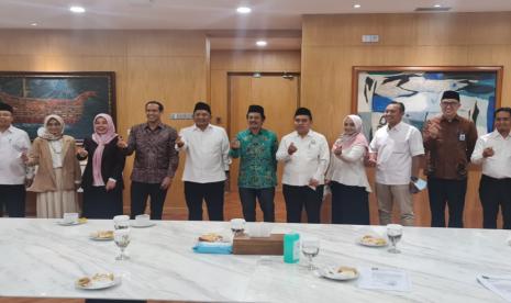 Pengurus Lembaga Pendidikan Ma’arif Nahdlatul Ulama Pengurus Besar Nahdlatul Ulama (LP Ma’arif NU PBNU) saat bertemu  Menteri Pendidikan, Kebudayaan, Riset dan Teknologi, Nadiem Anwar Makarim.