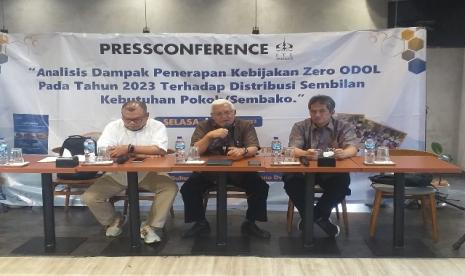 Suripno (tengah). Pakar Transportasi dari Institut Transportasi & Logistik Trisakti, Suripno menilai, kebijakan penerapan Zero ODOL harus mempertimbangkan sejumlah faktor 