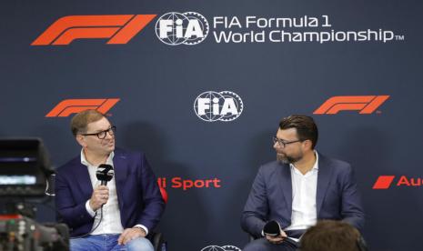 CEO Audi Markus Duesmann, kiri, dan Chief Development Officer Audi Oliver Hoffman berpidato pada konferensi media menjelang Grand Prix Formula Satu di arena balap Spa-Francorchamps di Spa, Belgia, Jumat, 26 Agustus 2022. Pabrikan Jerman Audi akan memasuki Formula Satu di 2026 sejalan dengan peraturan mesin baru, kata ketua Markus Duesmann pada hari Jumat.