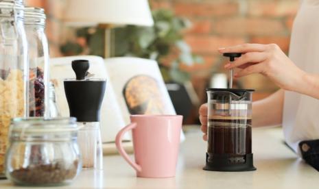 Menyiapkan kopi dengan french press.