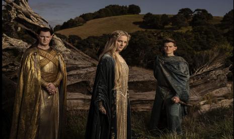 Benjamin Walker, Morfydd Clark, dan Robert Aramayo dalam The Lord of the Rings: The Rings of Power.