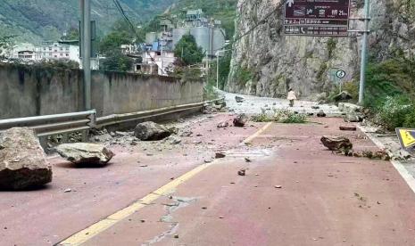 Dalam foto yang disediakan oleh Kantor Berita Xinhua China ini, batu-batu yang jatuh terlihat di jalan dekat Kota Lengqi di Kabupaten Luding, Provinsi Sichuan, China barat daya Senin, 5 September 2022. Gempa kuat menewaskan banyak orang, memicu tanah longsor dan mengguncang penduduk di kota besar di bawah penguncian di barat daya China pada hari Senin, media pemerintah melaporkan.