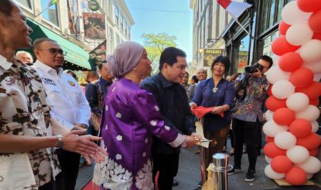 Anggota Komisi VI DPR RI Andre Rosiade bersama Menteri BUMN Erick Thohir pun berkunjung ke Belanda dalam rangka melihat secara langsung program BNI Diaspora Go Global yang telah berjalan di negeri kincir angin tersebut.  