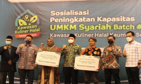 Masyarakat Ekonomi Syariah (MES) bekerja sama dengan Badan Pengelola Keuangan Haji (BPKH) dan Bank Syariah Indonesia (BSI) mendorong percepatan akselerasi pengembangan melalui Program Workshop Peningkatan Kapasitas UMKM Syariah di Kawasan Kuliner Halal Kauman Solo. 