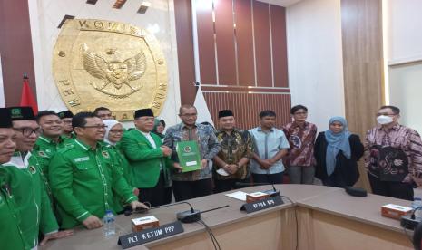 Pelaksana tugas (Plt) Ketua Umum Partai Persatuan Pembangunan (PPP) Muhammad Mardiono bersama pengurus DPP lainnya menemui Komisi Pemilihan Umum (KPU) di Gedung KPU, Jakarta, Senin (12/9) siang. 